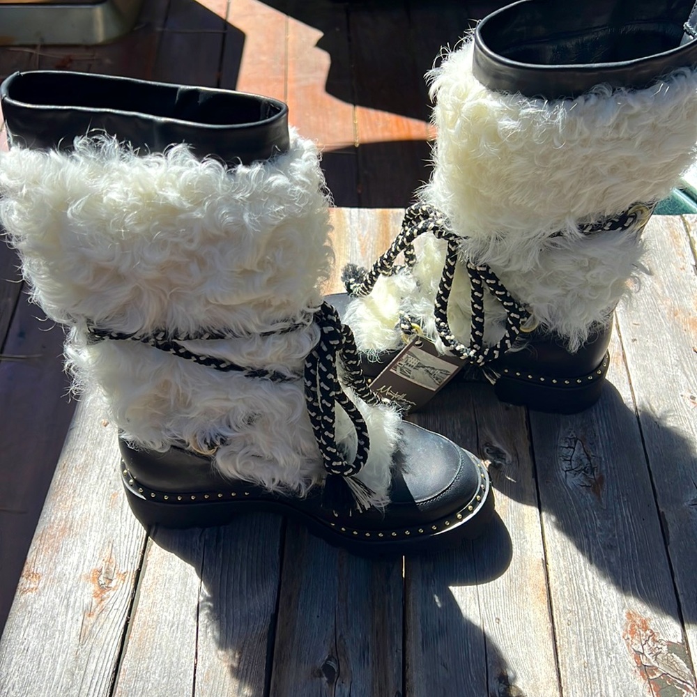 Montelliana NEW size 38 black leather with white lamb skin.